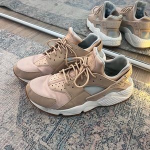 Wmns Huarache Run “Bio Beige”